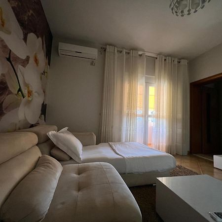 Sunkissed Centre Apartment Vlorë Buitenkant foto