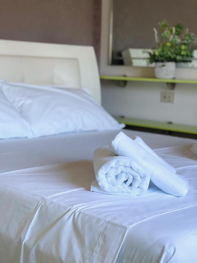 Sunkissed Centre Apartment Vlorë Buitenkant foto