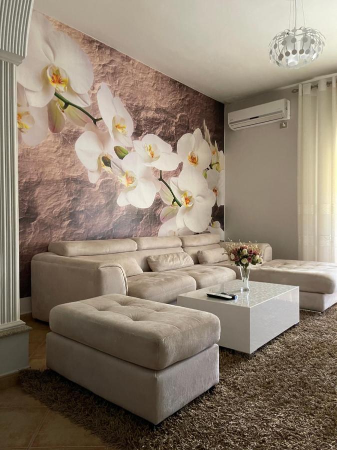 Sunkissed Centre Apartment Vlorë Buitenkant foto