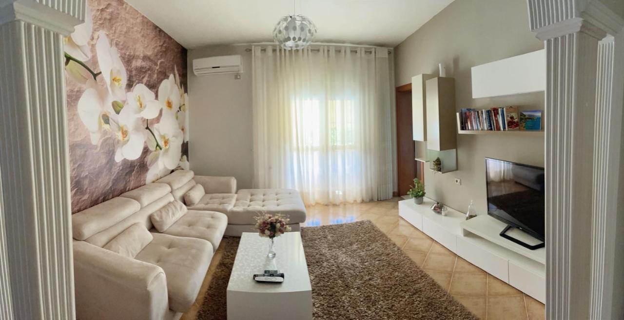 Sunkissed Centre Apartment Vlorë Buitenkant foto