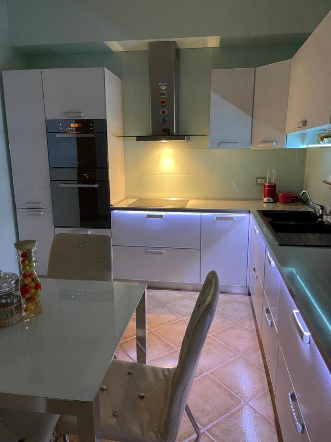 Sunkissed Centre Apartment Vlorë Buitenkant foto