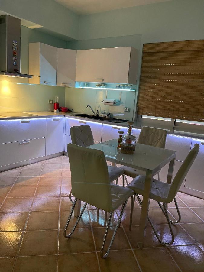 Sunkissed Centre Apartment Vlorë Buitenkant foto