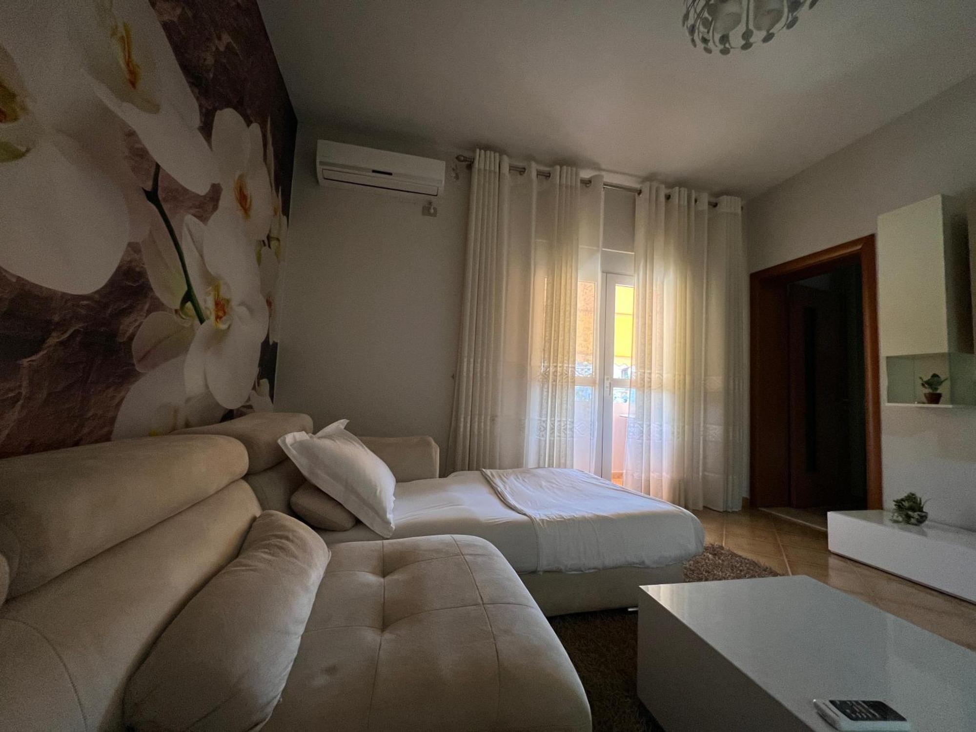 Sunkissed Centre Apartment Vlorë Buitenkant foto